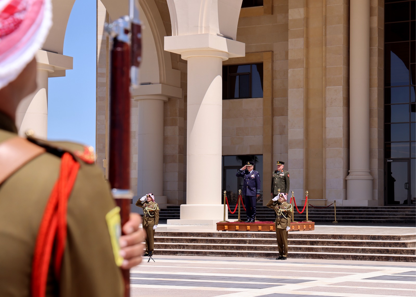 الحنيطي يستقبل رئيس دفاع القوات المسلحة الهولندية