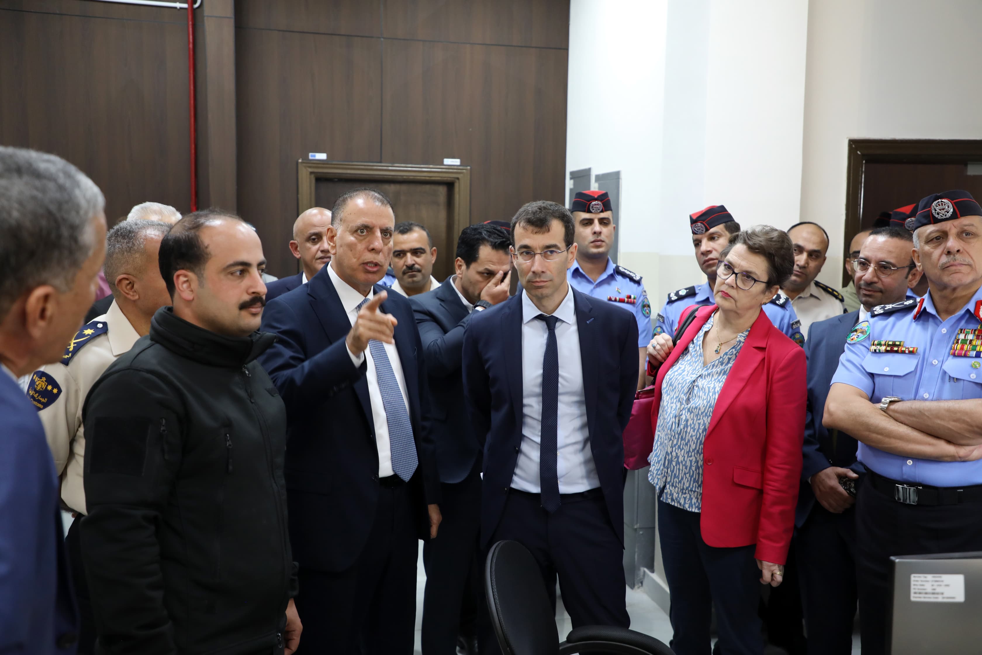 وزير الداخلية يفتتح مبنى الحافلات وغرفة الإدارة المتكاملة في مركز حدود جابر