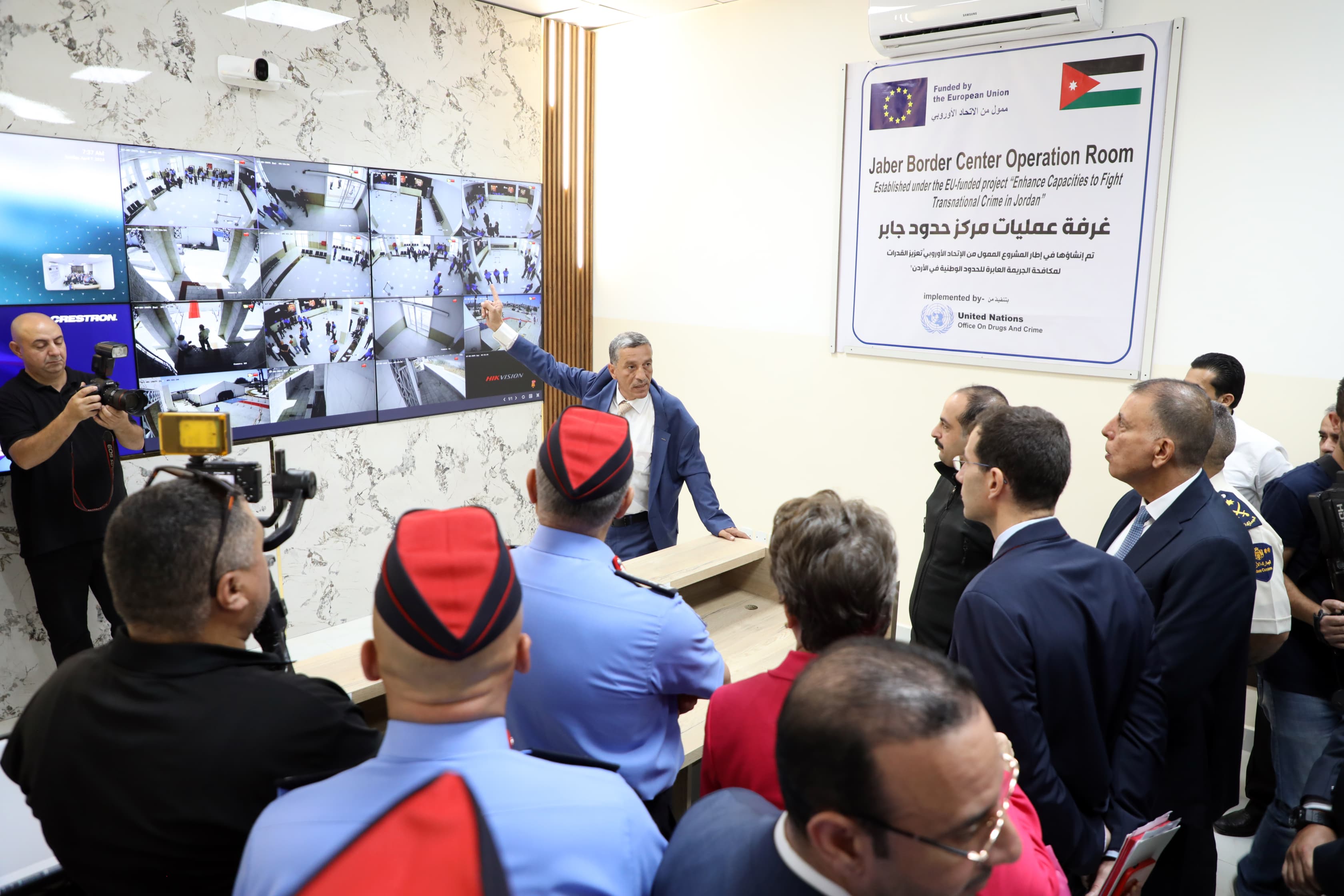 وزير الداخلية يفتتح مبنى الحافلات وغرفة الإدارة المتكاملة في مركز حدود جابر