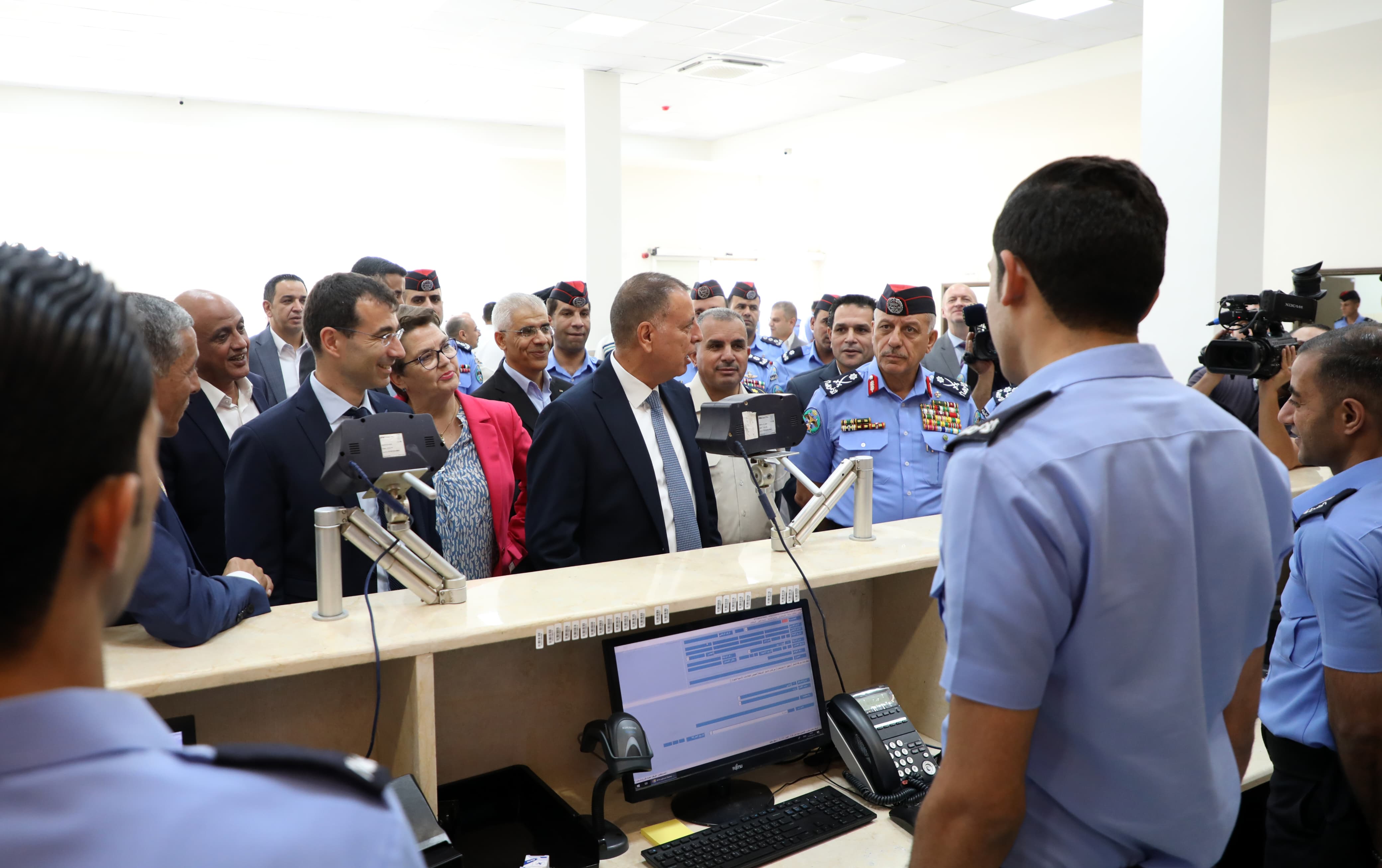وزير الداخلية يفتتح مبنى الحافلات وغرفة الإدارة المتكاملة في مركز حدود جابر
