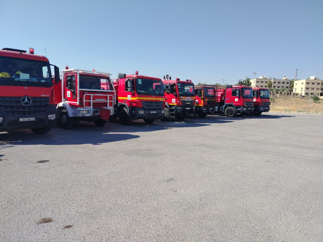 فرق إطفاء متخصصة أردنية تشارك في إخماد الحرائق بسوريا