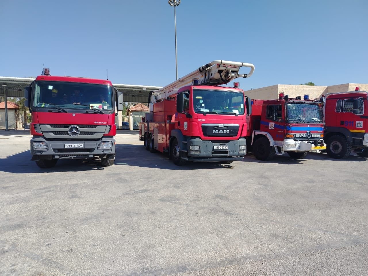 فرق إطفاء متخصصة أردنية تشارك في إخماد الحرائق بسوريا