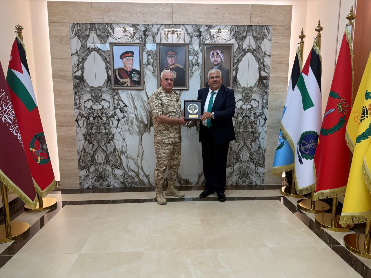 رئيس هيئة الأركان المشتركة يستقبل رئيس الجامعة الأميركية في مأدبا