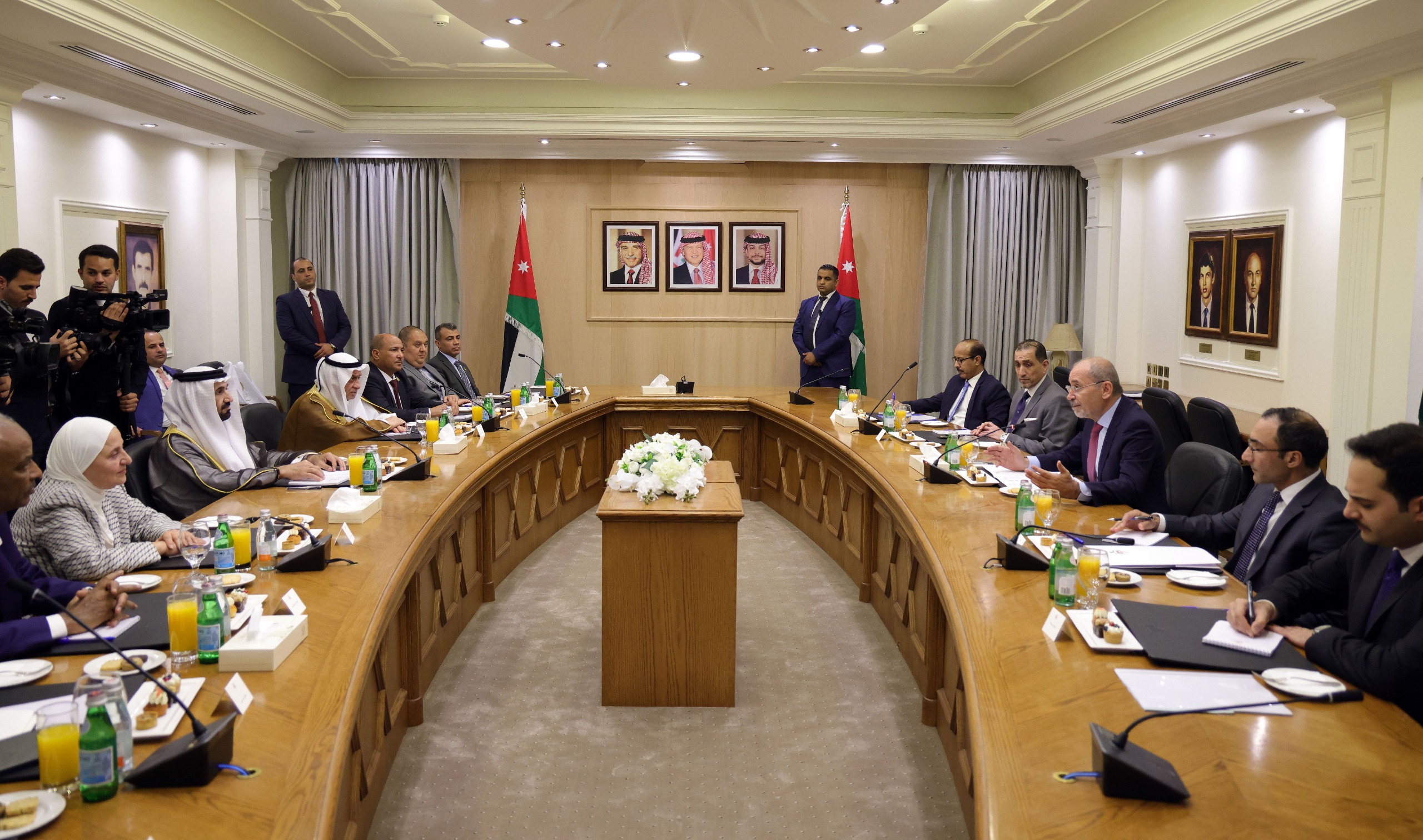 وزير الخارجية يلتقي رئيس البرلمان العربي