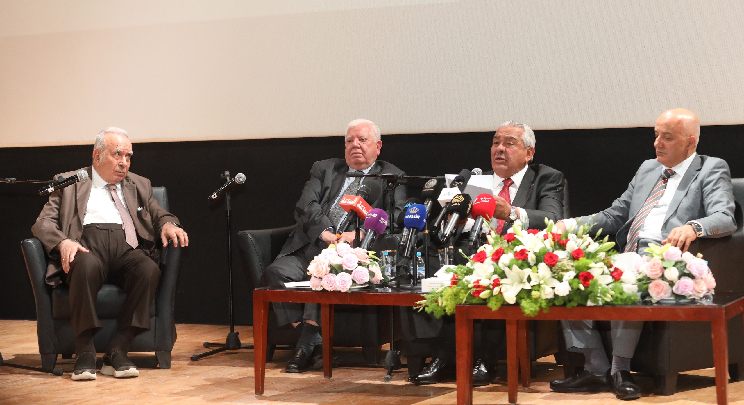 الروابدة يشهر كتابه شذرات من تاريخ الأردن