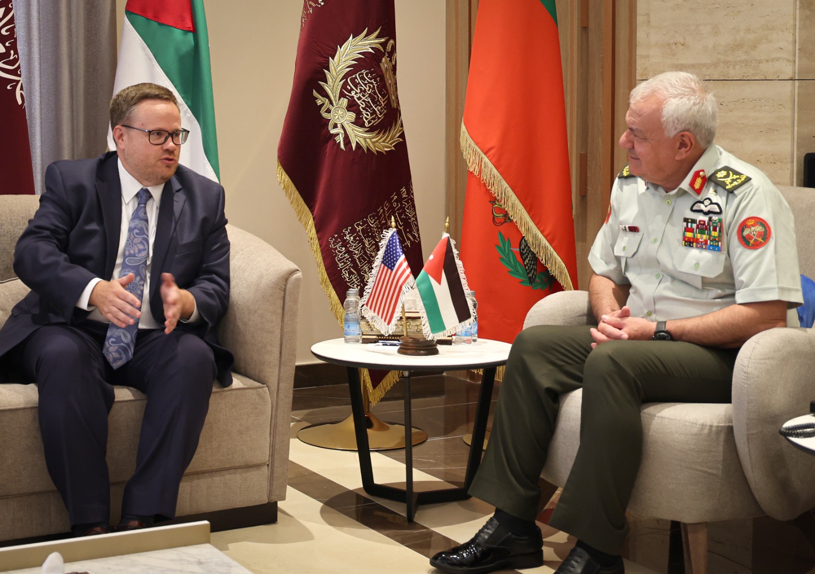 رئيس هيئة الأركان المشتركة يستقبل القائم بأعمال السفير الأميركي في عمان