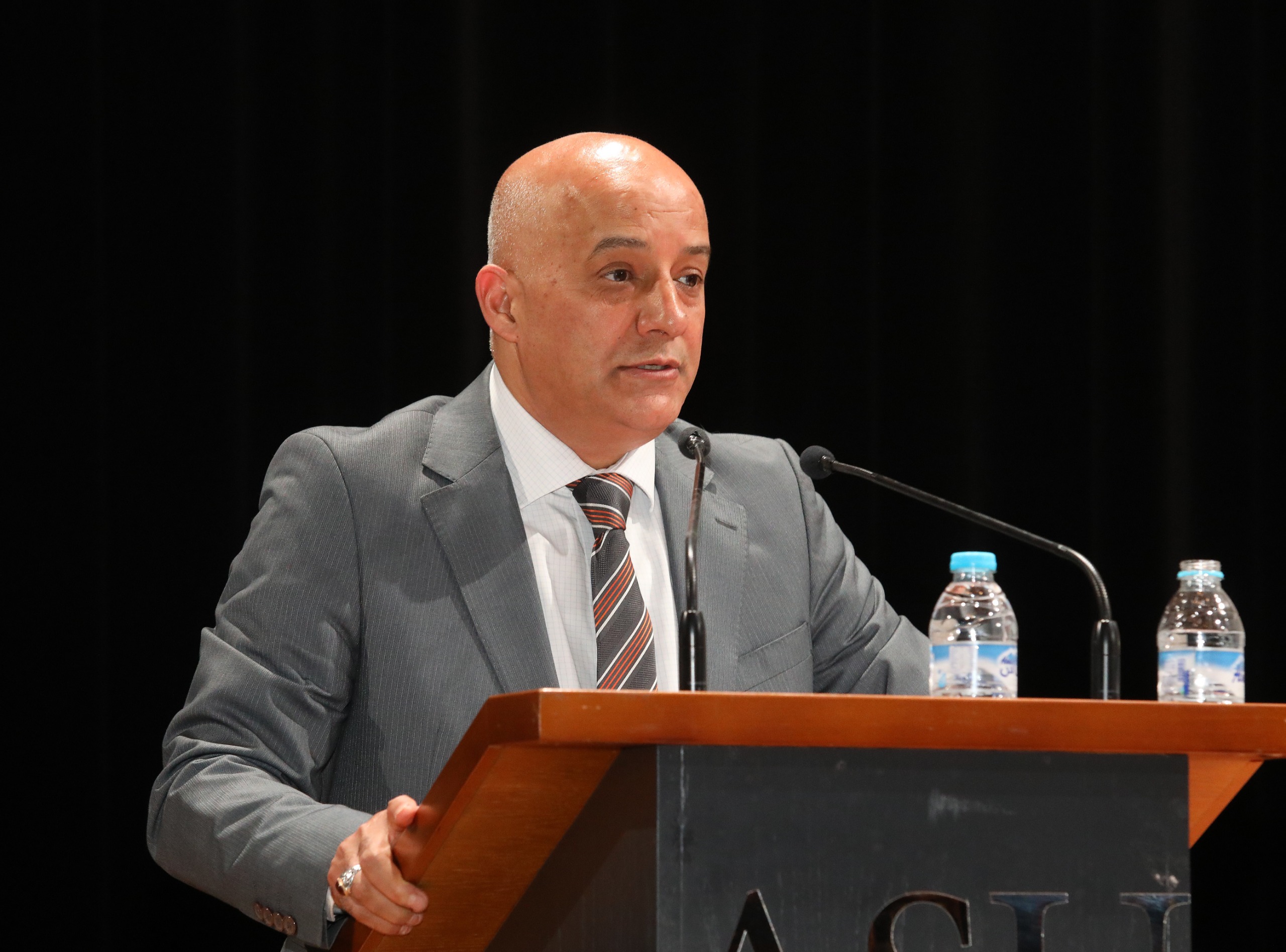 الروابدة يشهر كتابه شذرات من تاريخ الأردن