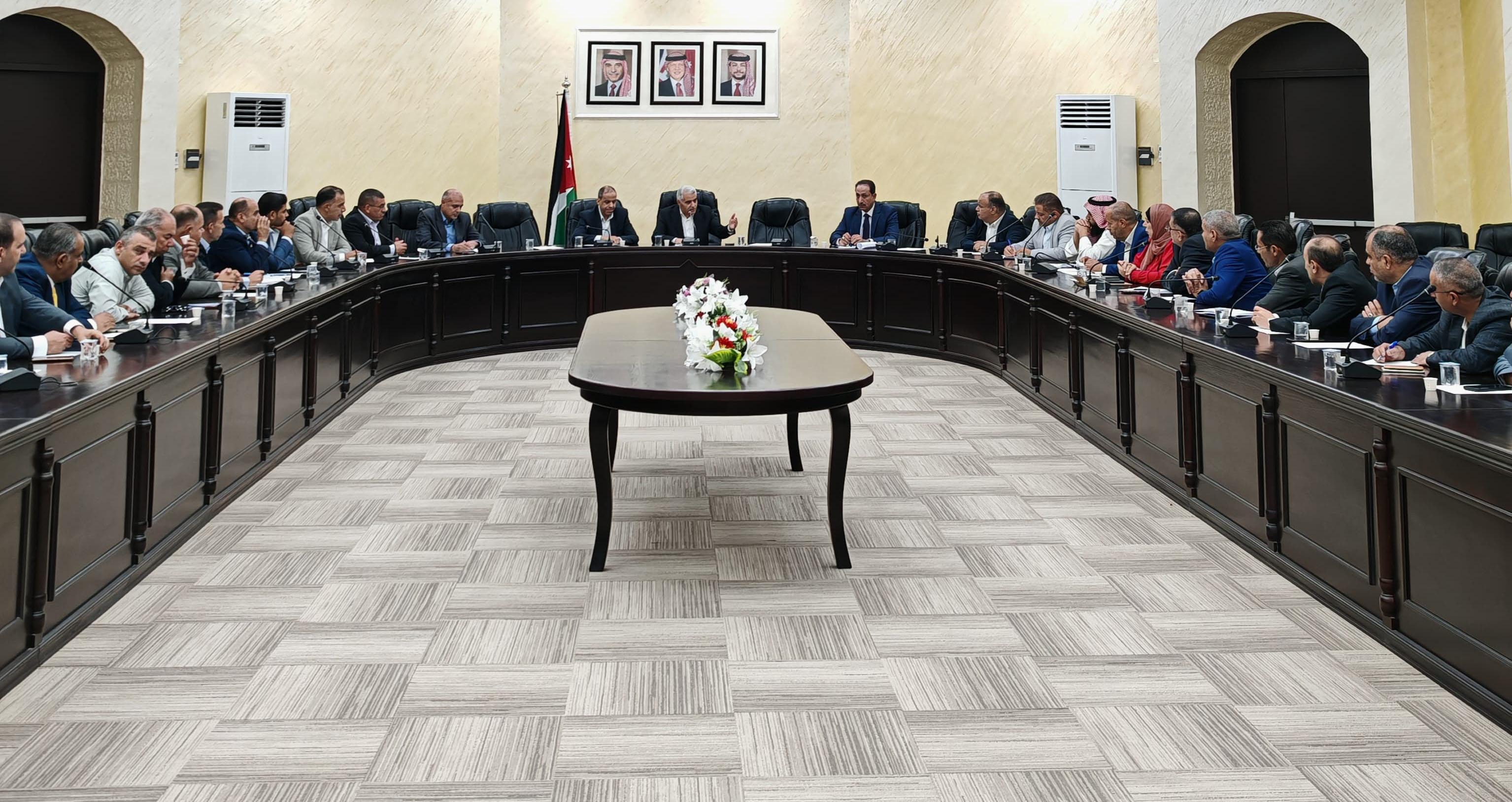 محافظ معان يؤكد أهمية تعزيز جودة الخدمات