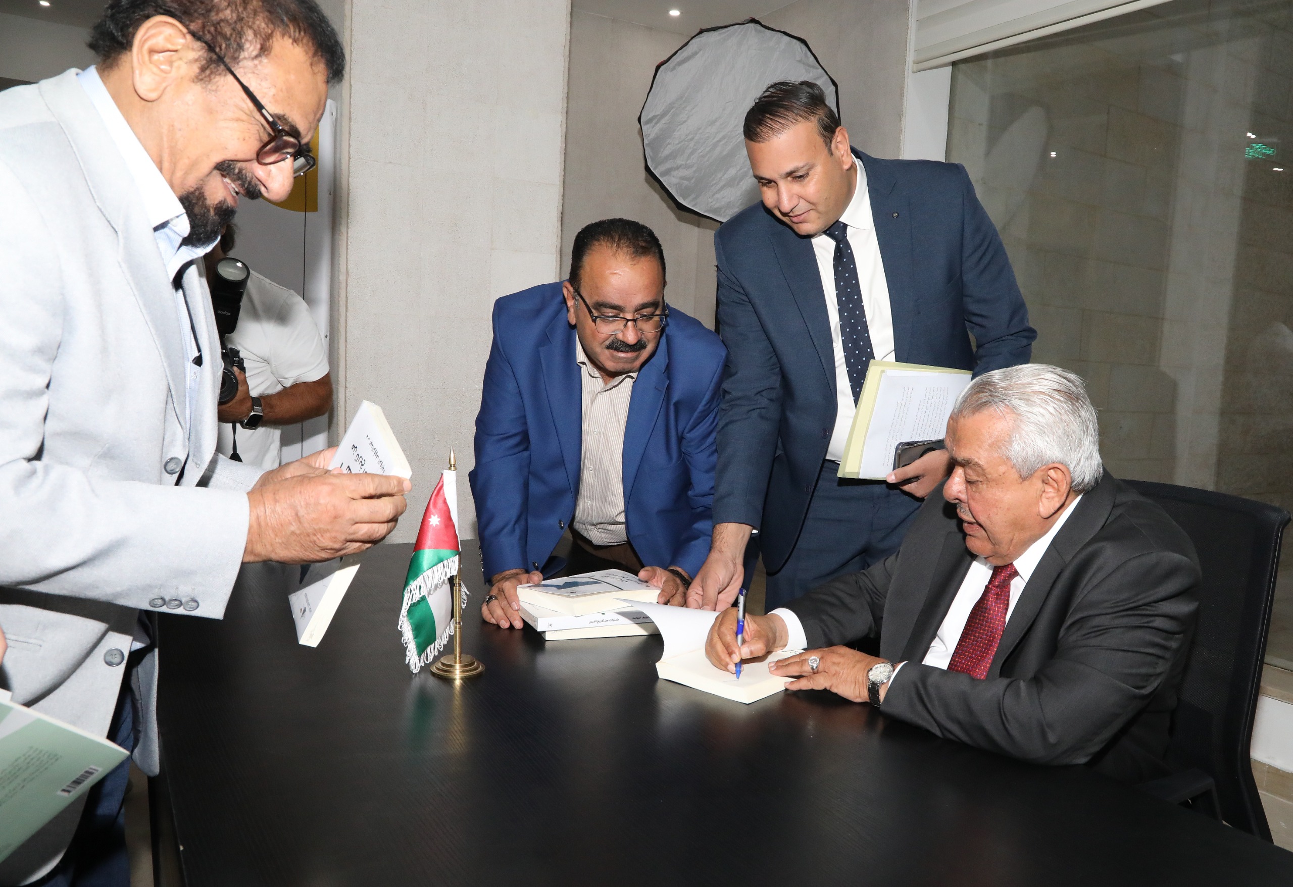 الروابدة يشهر كتابه شذرات من تاريخ الأردن