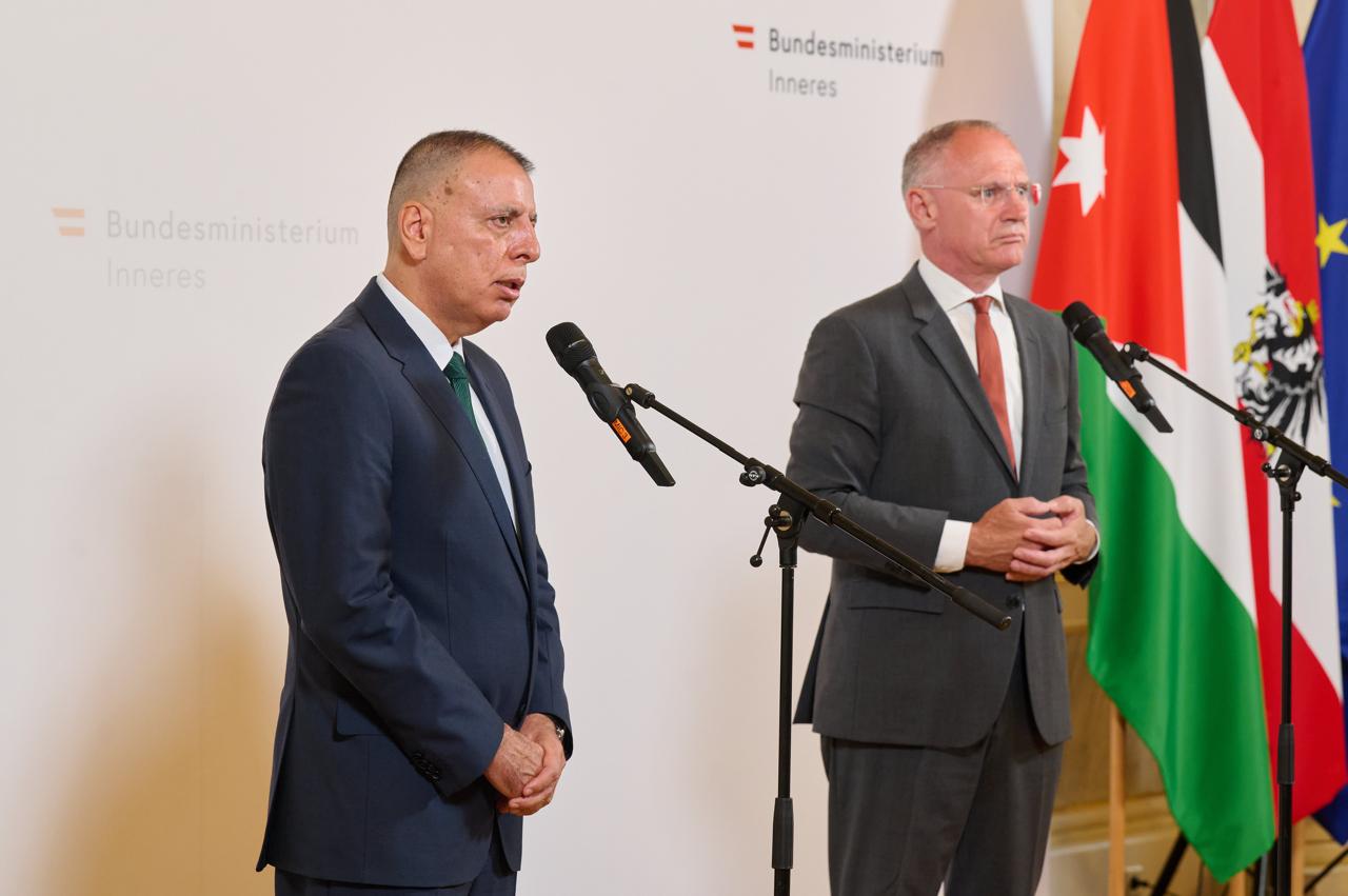 وزير الداخلية يلتقي نظيره النمساوي في فيينا