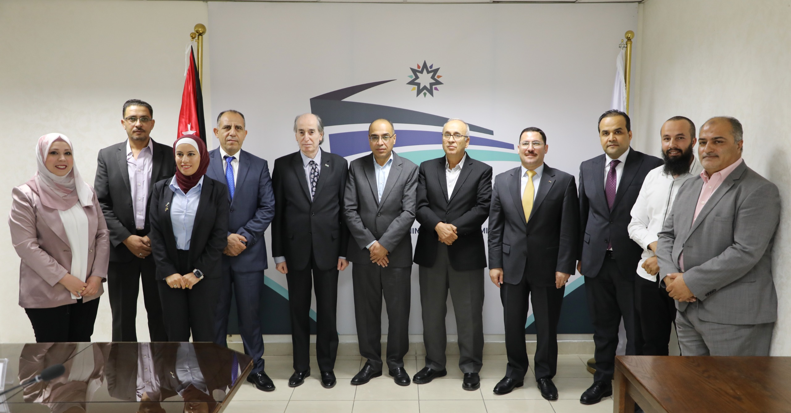 الخدمة والإدارة العامة تكرم الفائزين بجائزة الشارقة