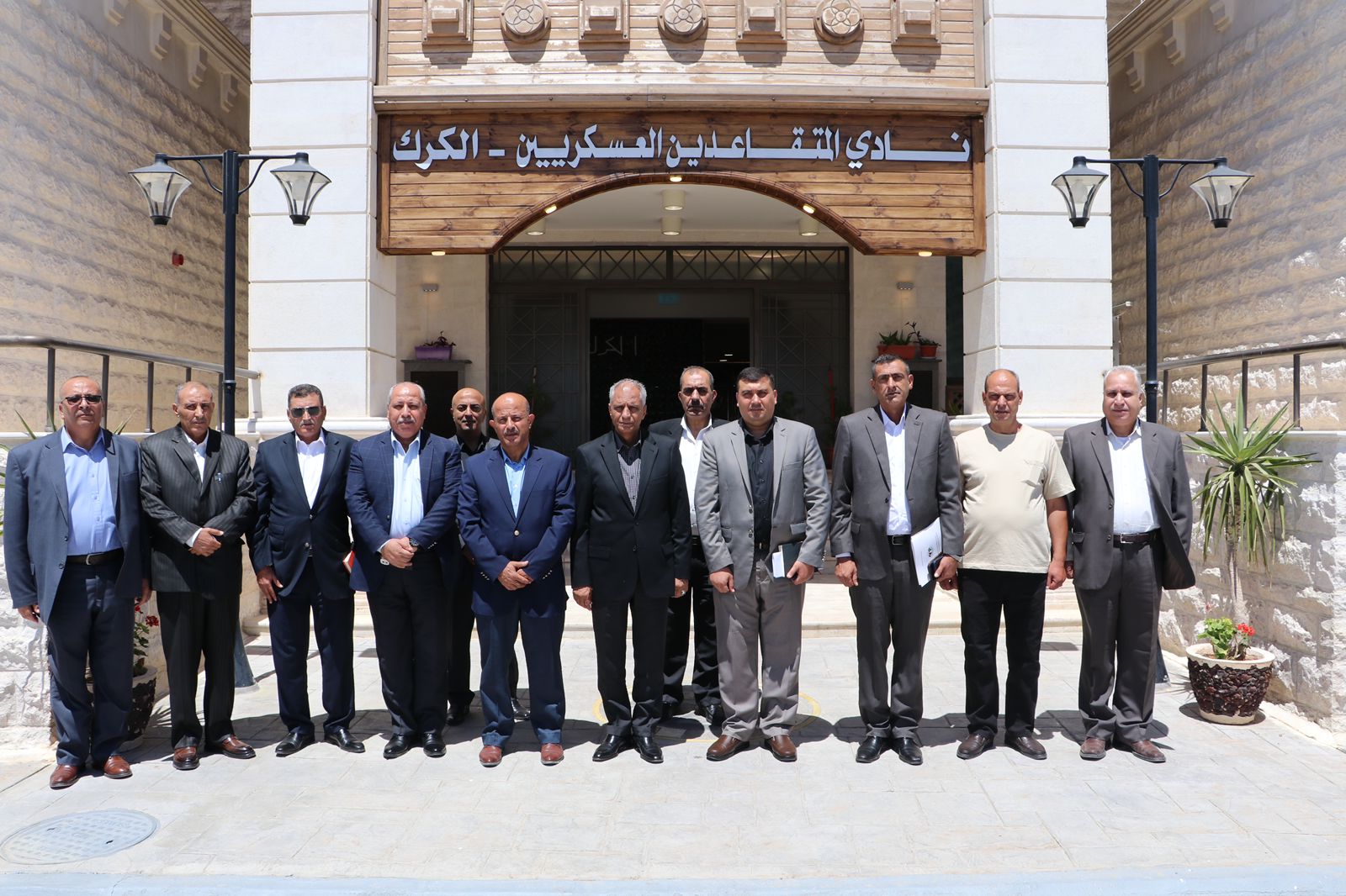 الرقاد يزور محافظة الكرك ويتفقد عددًا من المتقاعدين العسكريين 