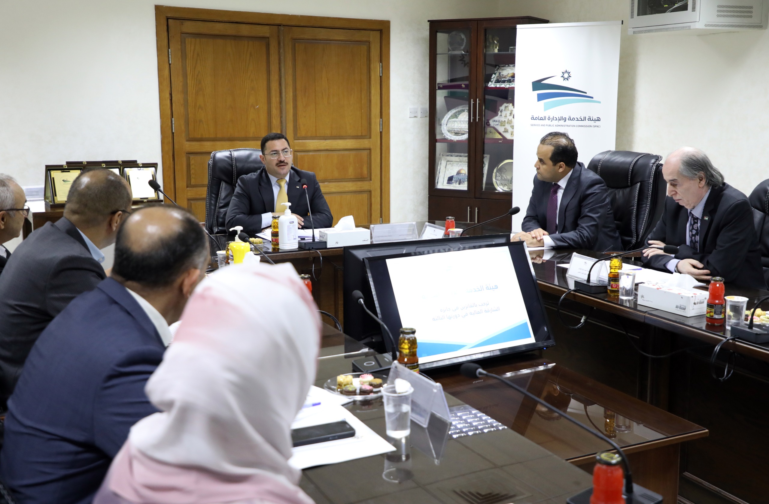 الخدمة والإدارة العامة تكرم الفائزين بجائزة الشارقة