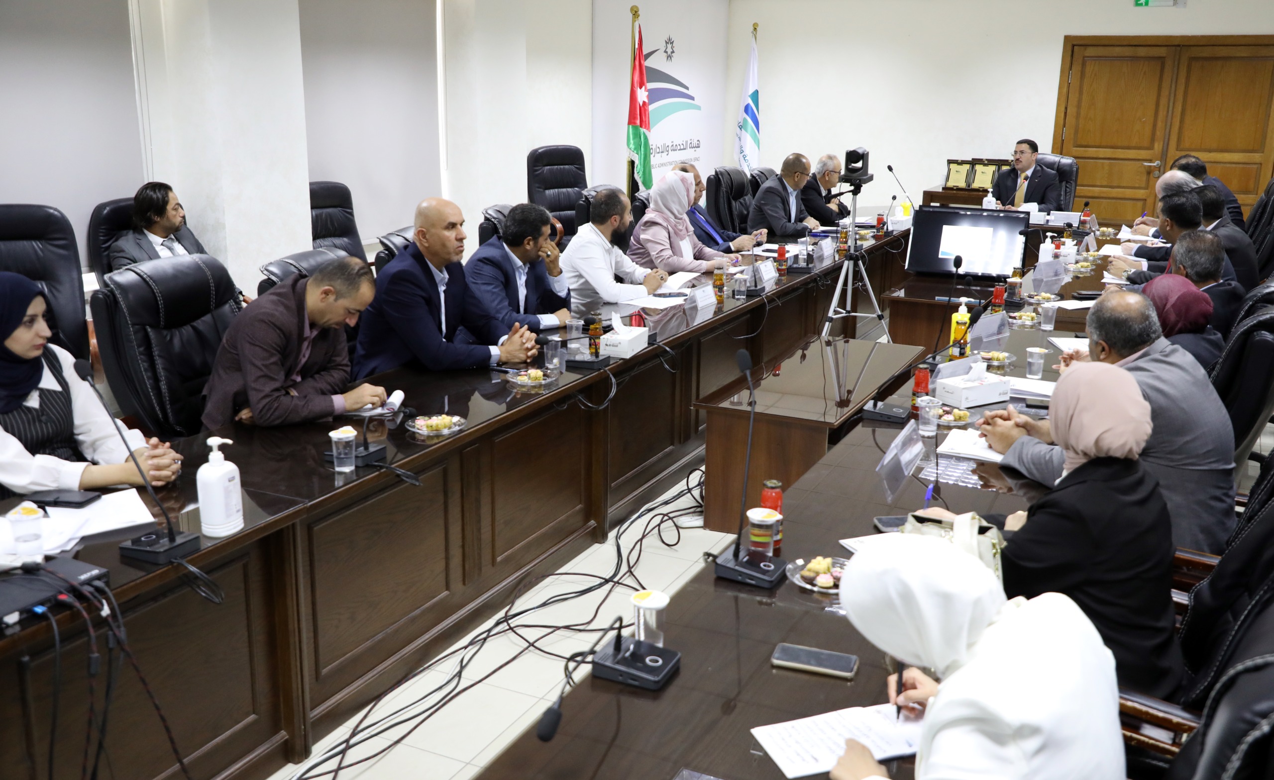 الخدمة والإدارة العامة تكرم الفائزين بجائزة الشارقة