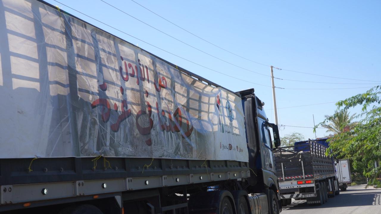 الأردن يستأنف إرسال القوافل الإغاثية إلى قطاع غزة