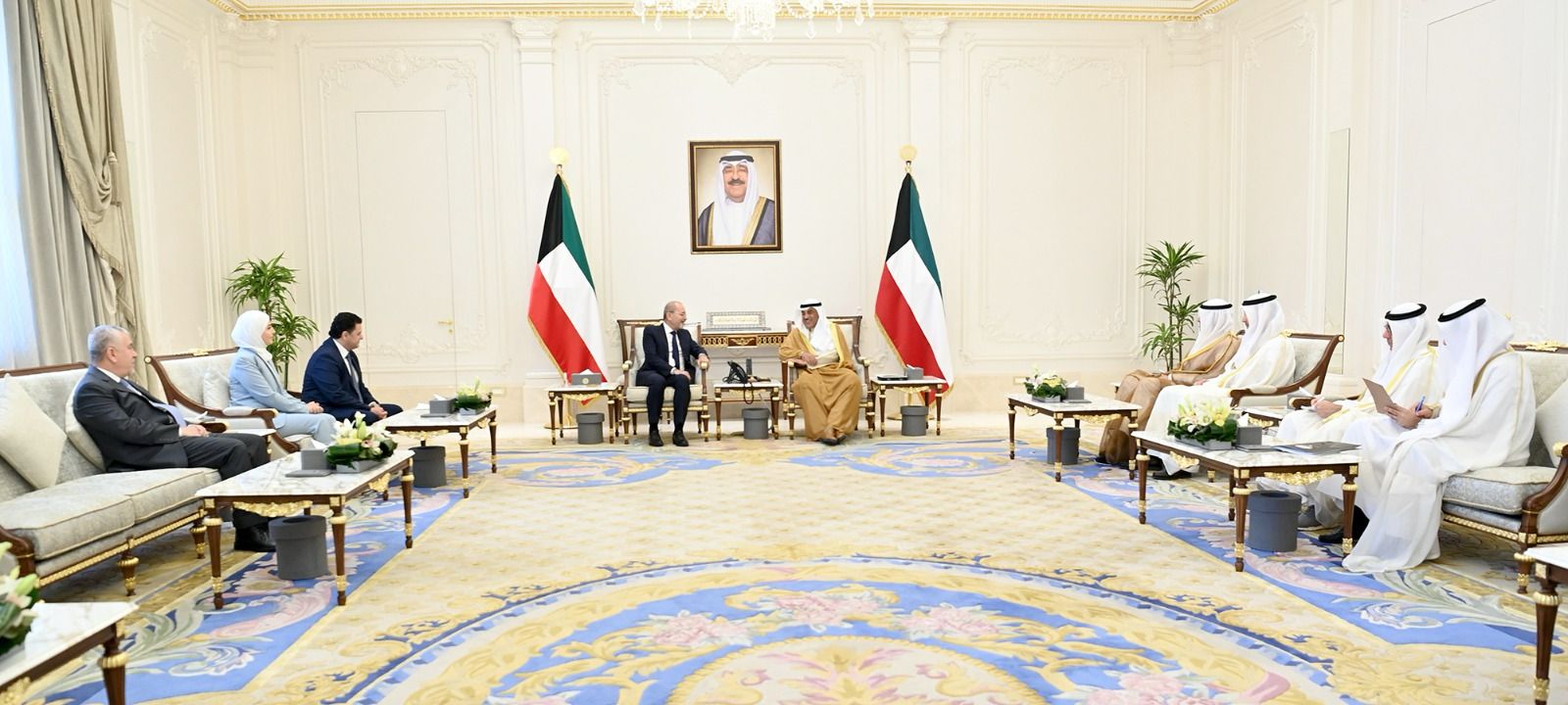 ولي عهد الكويت يستقبل وزير الخارجية