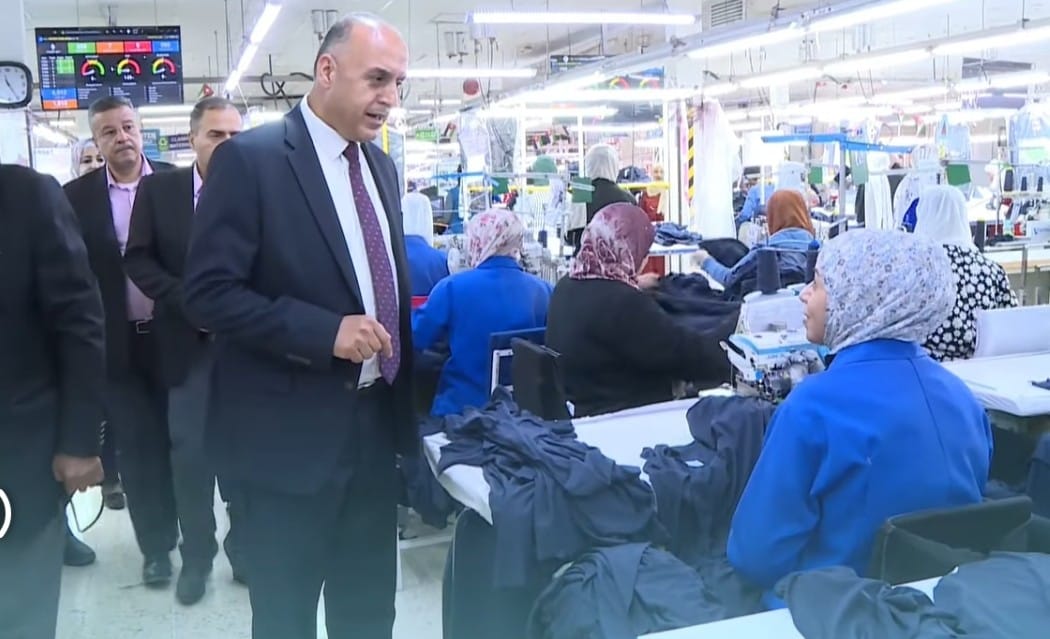محافظ الطفيلة يتفقد مصنع الألبسة الجاهزة في منطقة أرويم