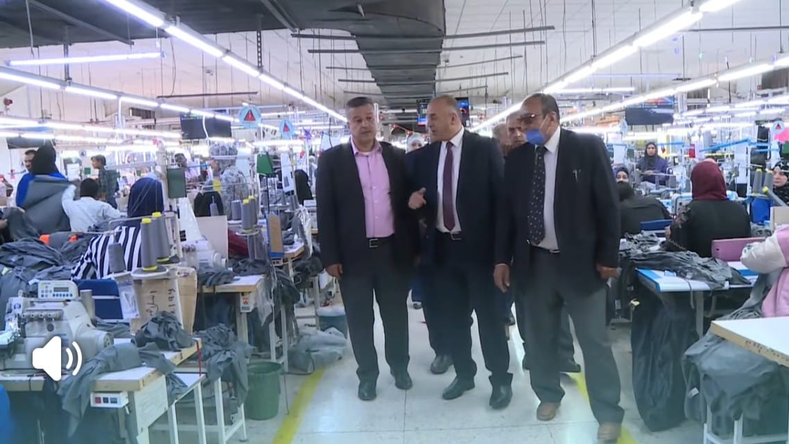محافظ الطفيلة يتفقد مصنع الألبسة الجاهزة في منطقة أرويم