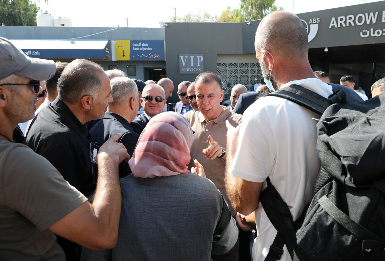 وزير الداخلية يتفقد الخدمات المقدمة للمسافرين في جسر الملك حسين