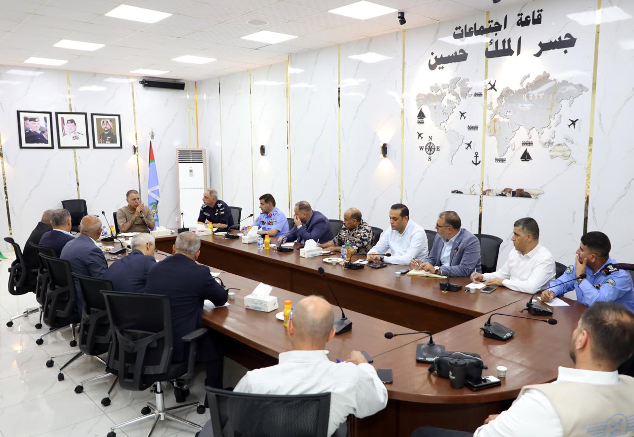 وزير الداخلية يتفقد الخدمات المقدمة للمسافرين في جسر الملك حسين