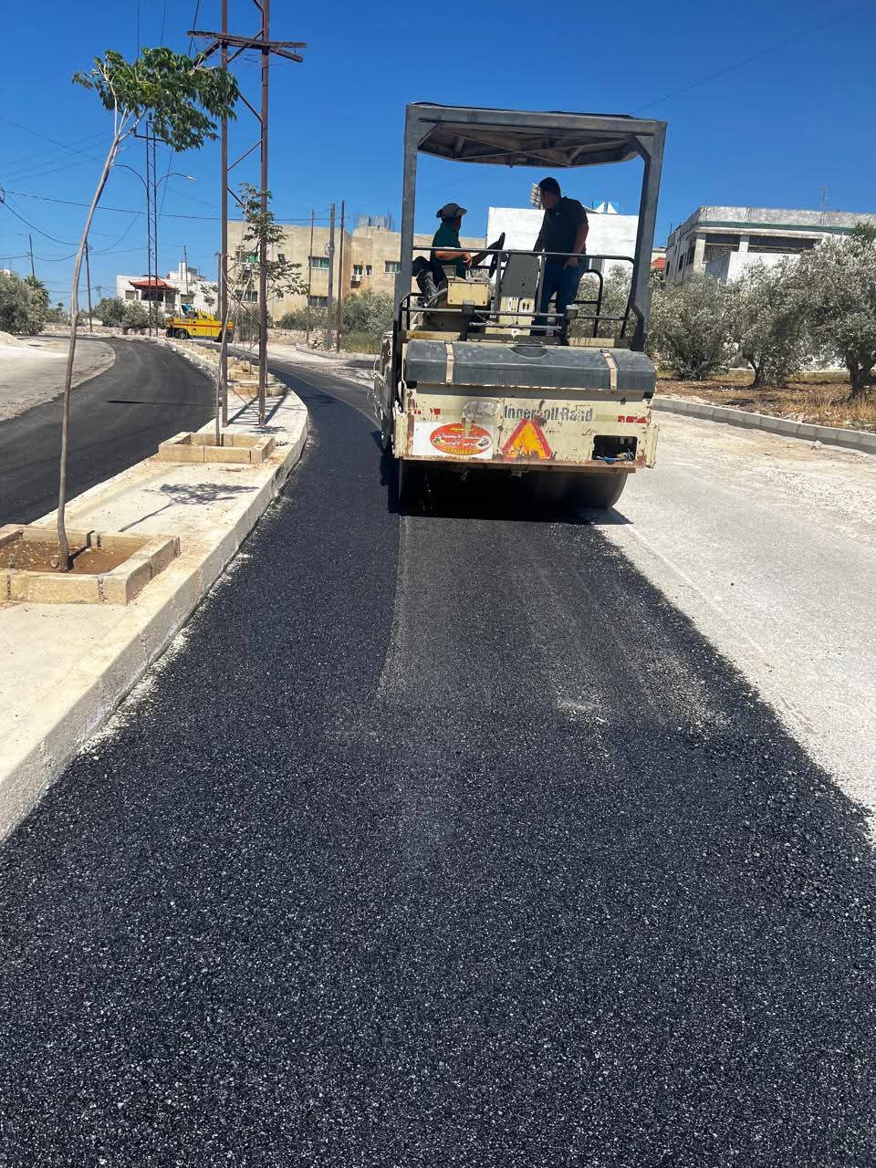 بلدية غرب إربد تستكمل أعمال الصيانة في شارع العشرين