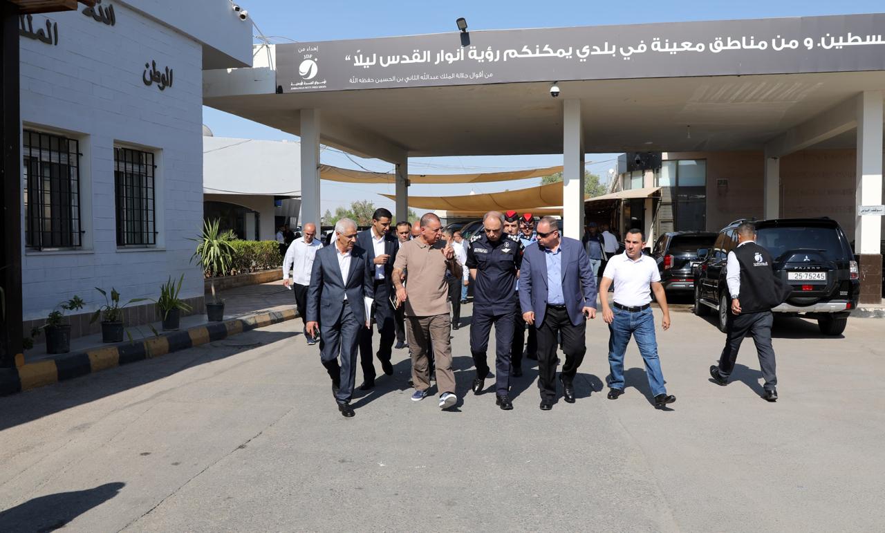 وزير الداخلية يتفقد الخدمات المقدمة للمسافرين في جسر الملك حسين