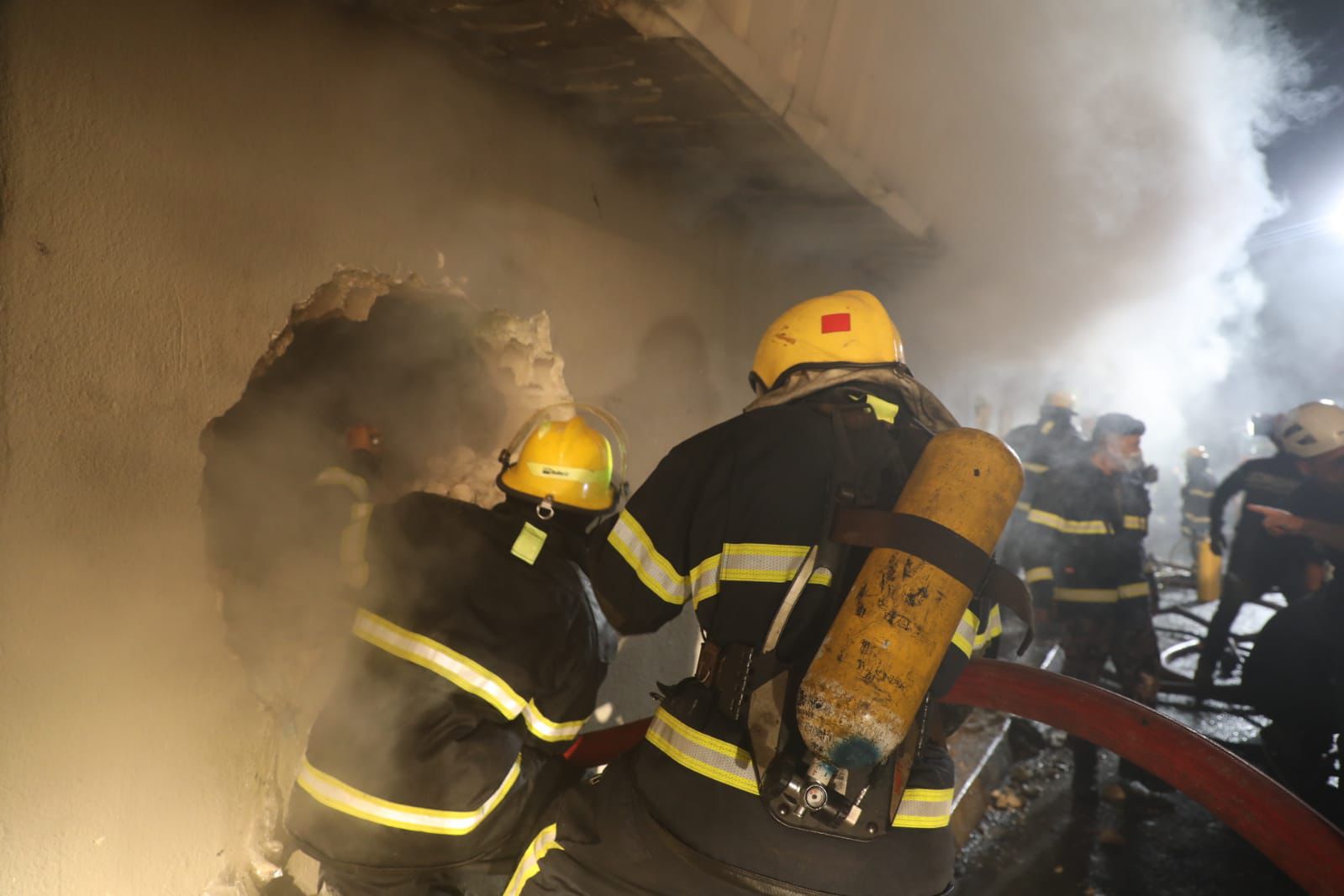 الدفاع المدني يخمد حريقاً في سوق شعبي بمساحة 5000 متر في العاصمة عمان