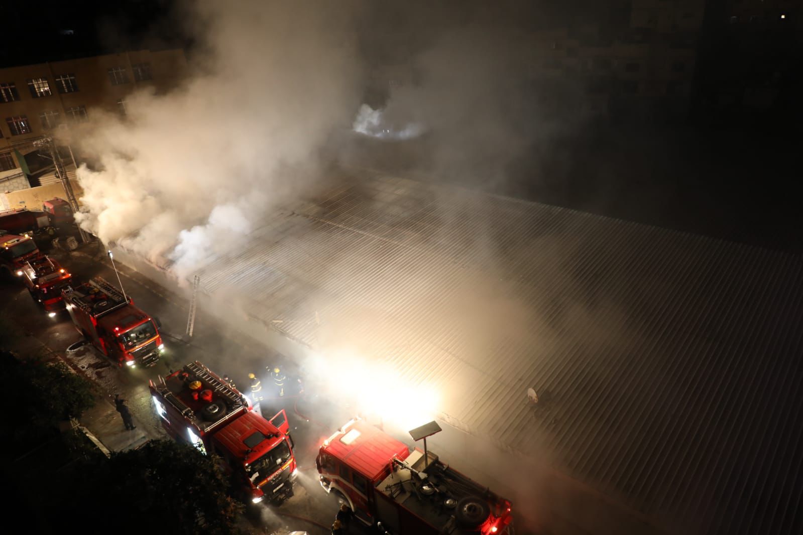 الدفاع المدني يخمد حريقاً في سوق شعبي بمساحة 5000 متر في العاصمة عمان