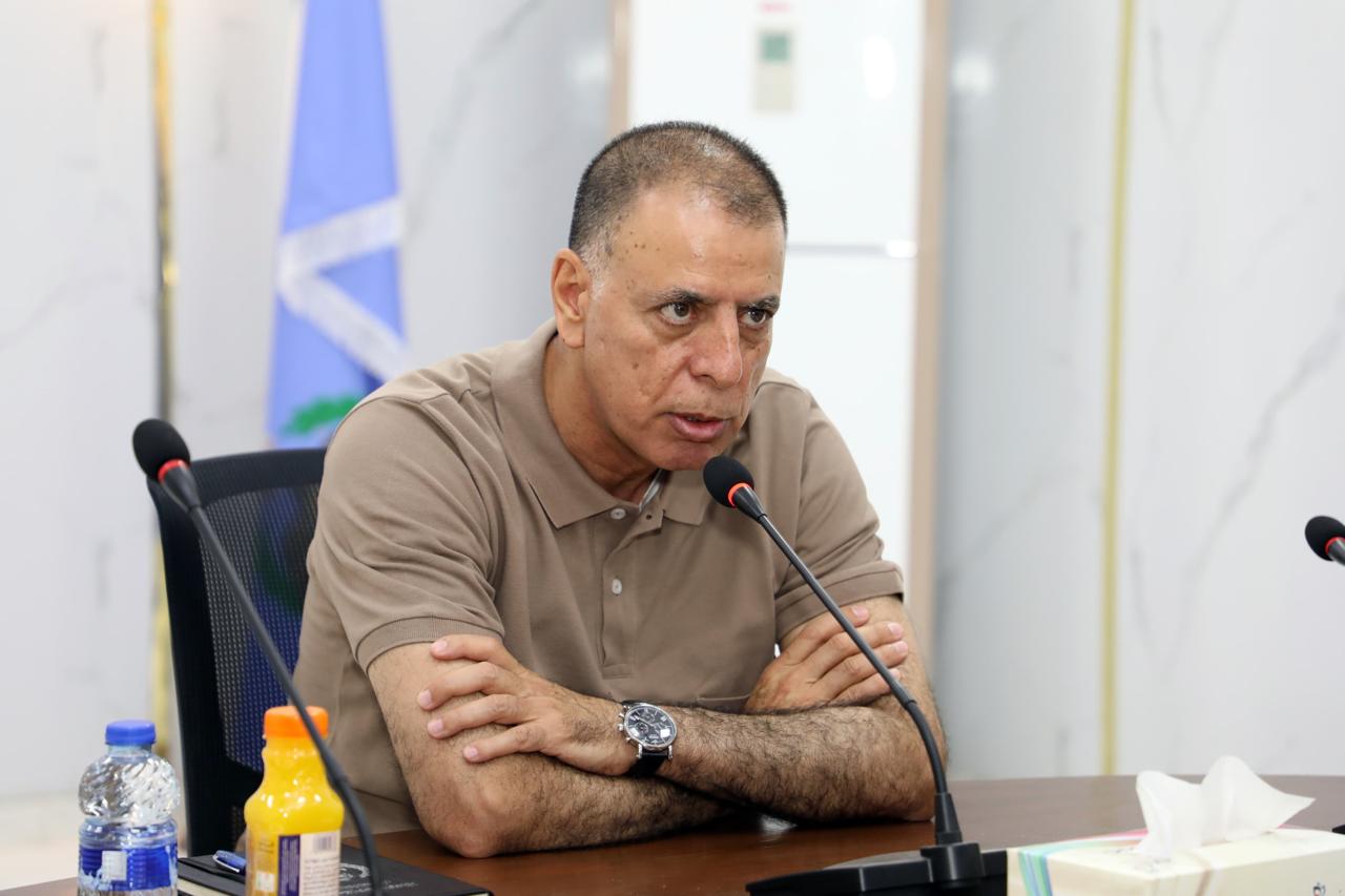 وزير الداخلية يتفقد الخدمات المقدمة للمسافرين في جسر الملك حسين