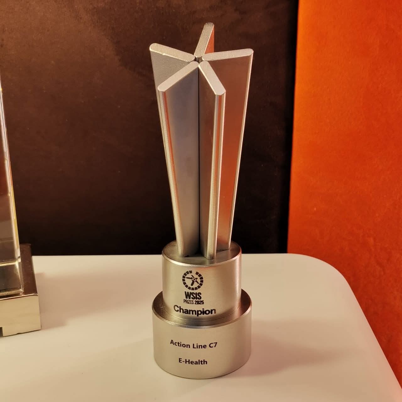 الدفاع المدني يحصل على جائزة القمة العالمية لمجتمع المعلومات