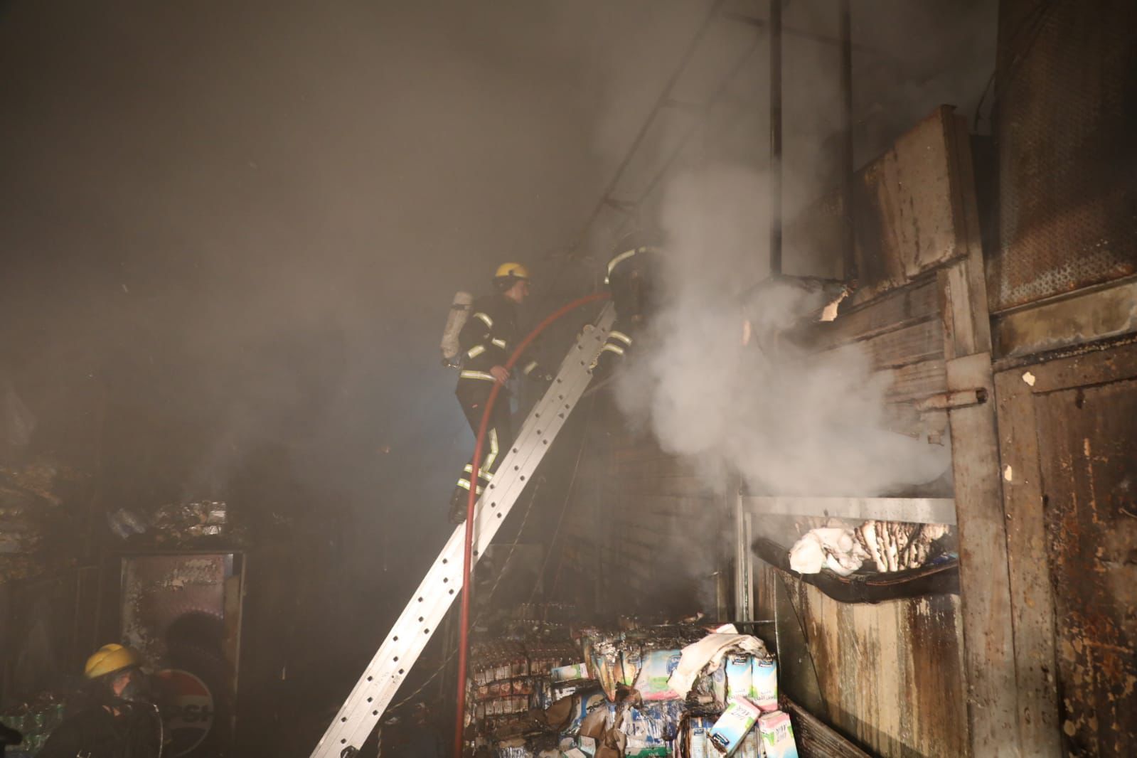 الدفاع المدني يخمد حريقاً في سوق شعبي بمساحة 5000 متر في العاصمة عمان