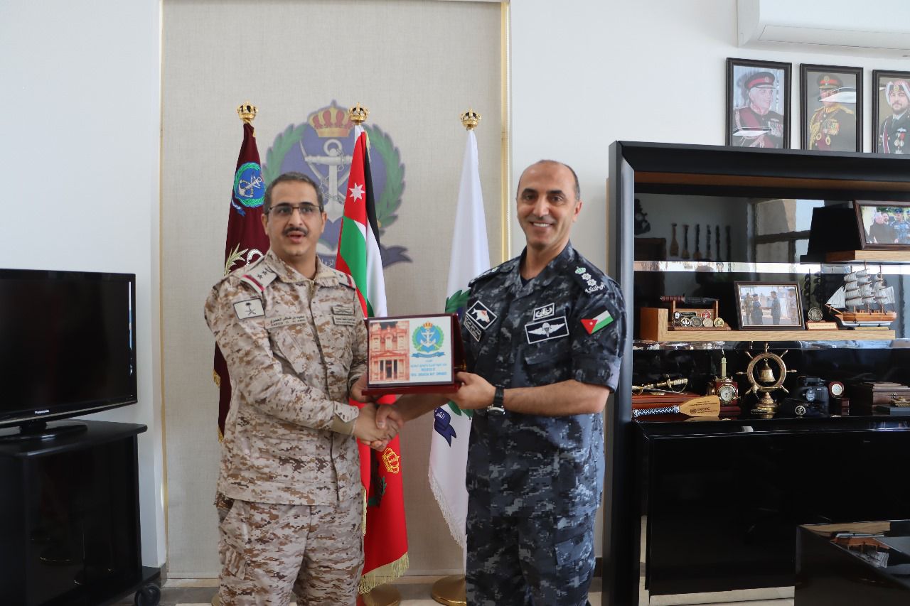 وفد عسكري سعودي يزور القوة البحرية والزوارق الملكية