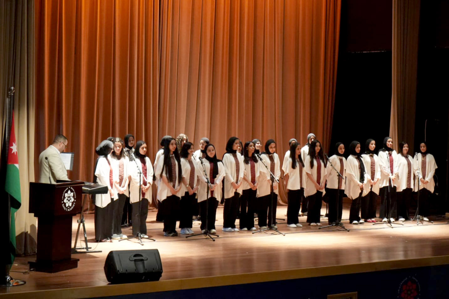 مدارس الملك عبدالله الثاني للتميز في مادبا تحتفل بتخريج الفوج الثامن من طلبتها