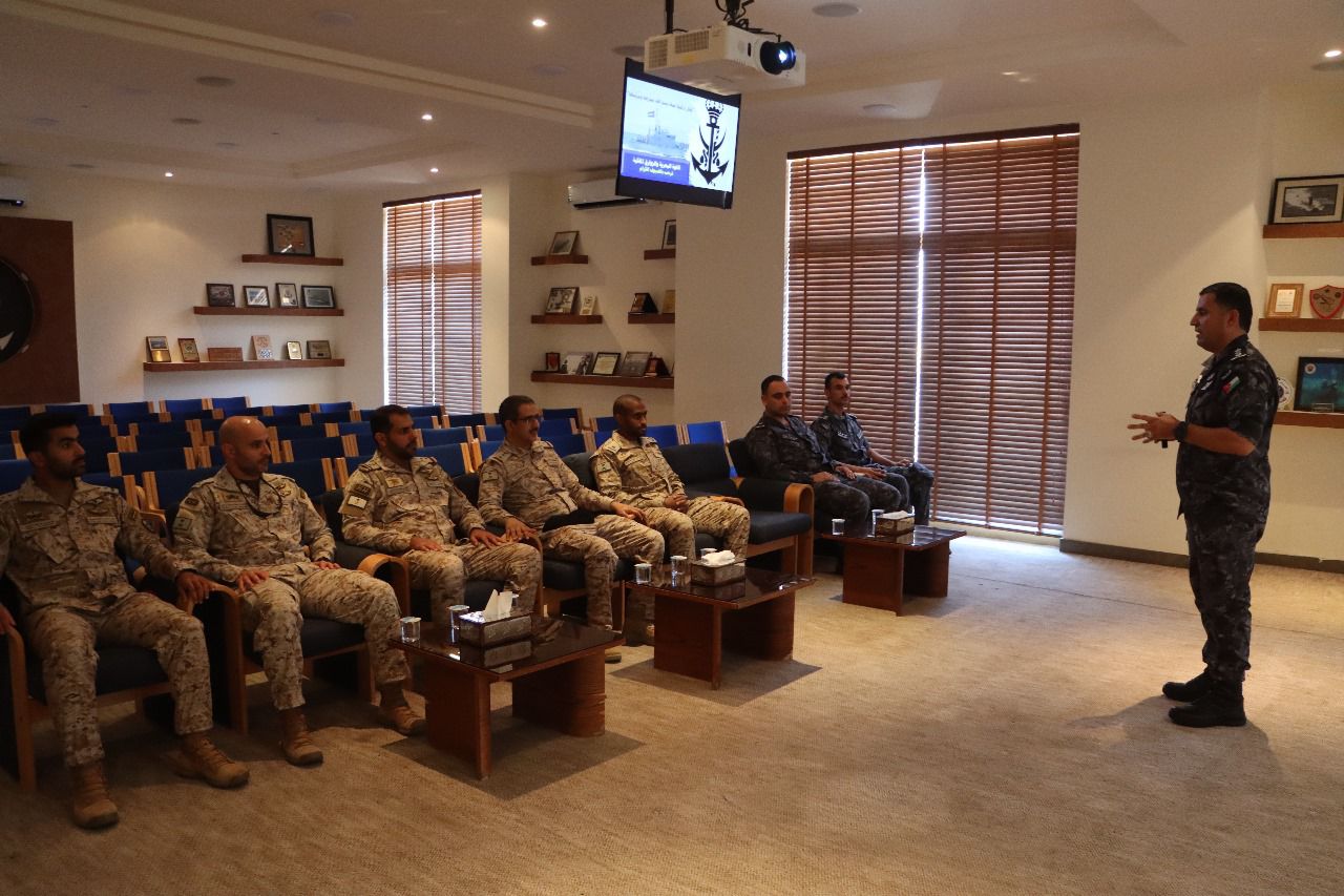 وفد عسكري سعودي يزور القوة البحرية والزوارق الملكية