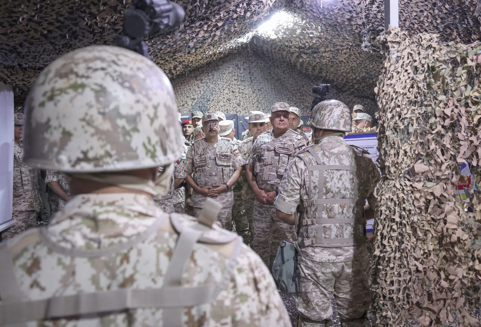 رئيس هيئة الأركان المشتركة يتابع مجريات التمرين الليلي النجم الثاقب بالمنطقة العسكرية الشرقية