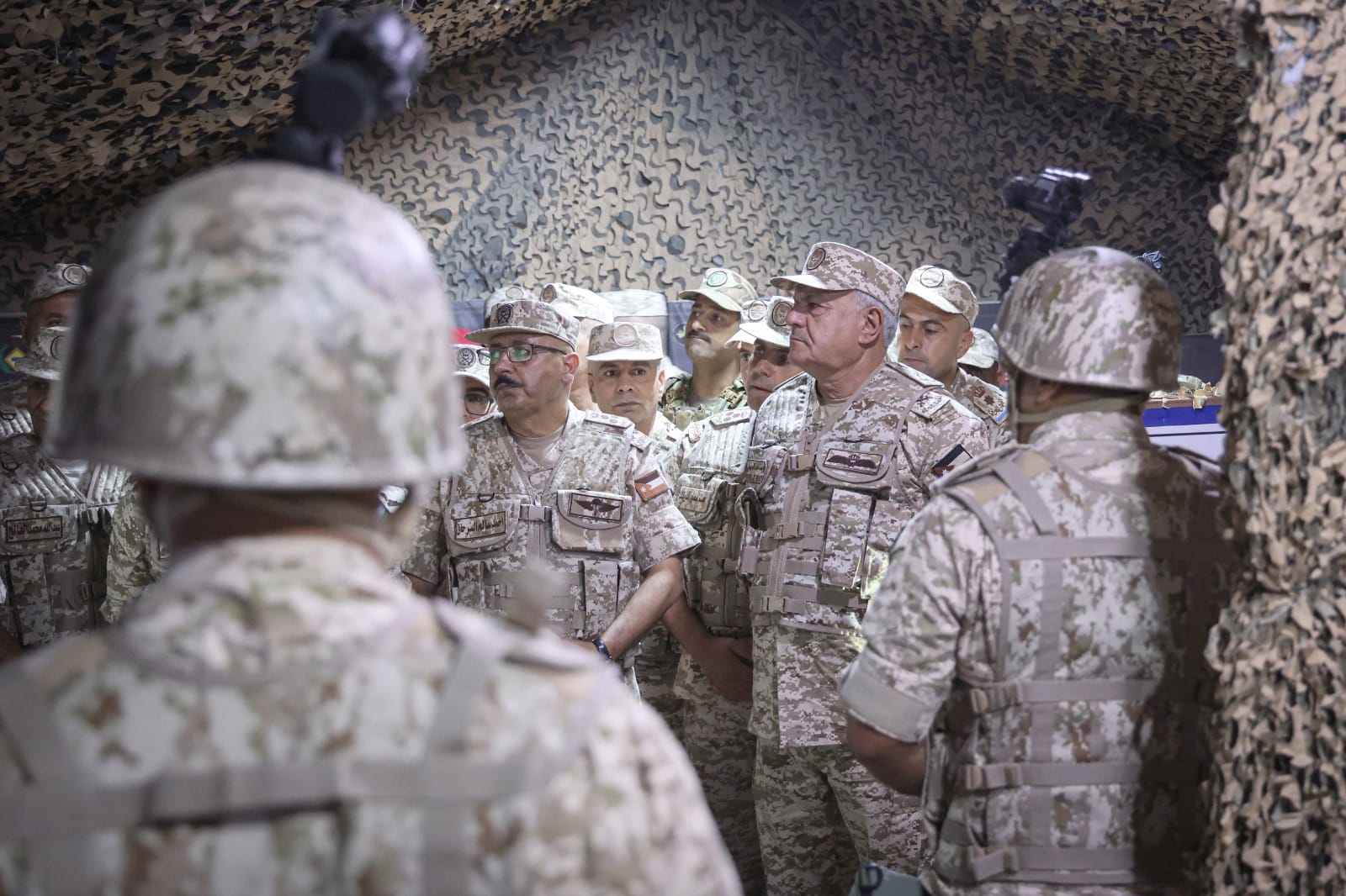 رئيس هيئة الأركان المشتركة يتابع مجريات التمرين الليلي النجم الثاقب بالمنطقة العسكرية الشرقية