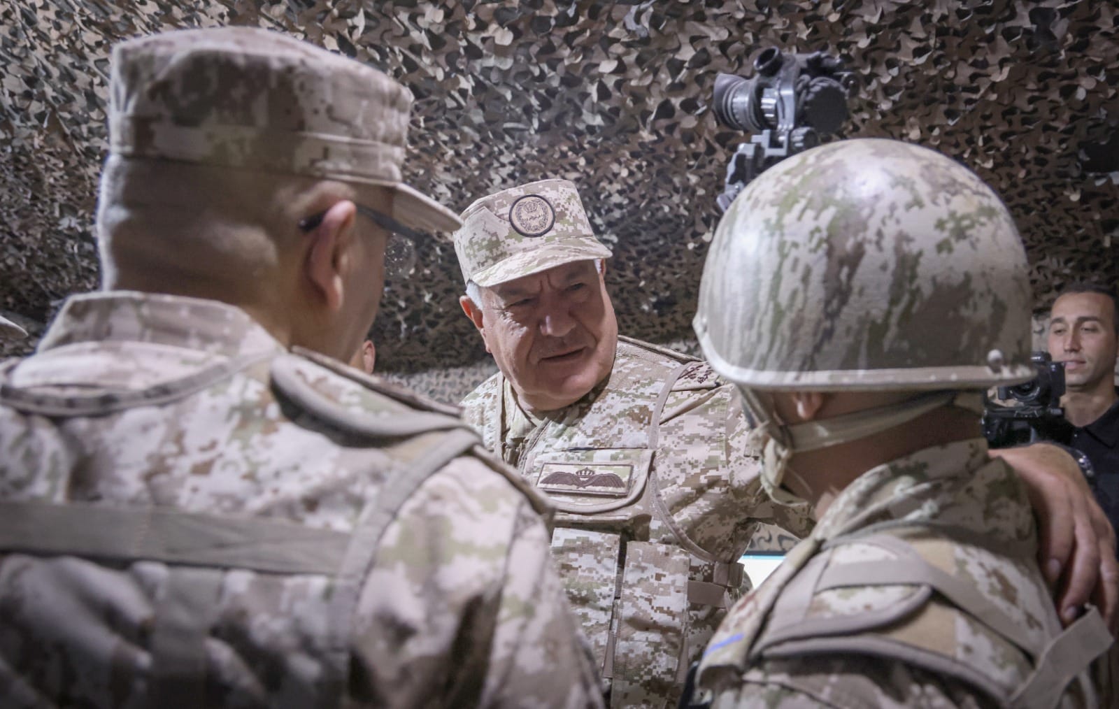 رئيس هيئة الأركان المشتركة يتابع مجريات التمرين الليلي النجم الثاقب بالمنطقة العسكرية الشرقية