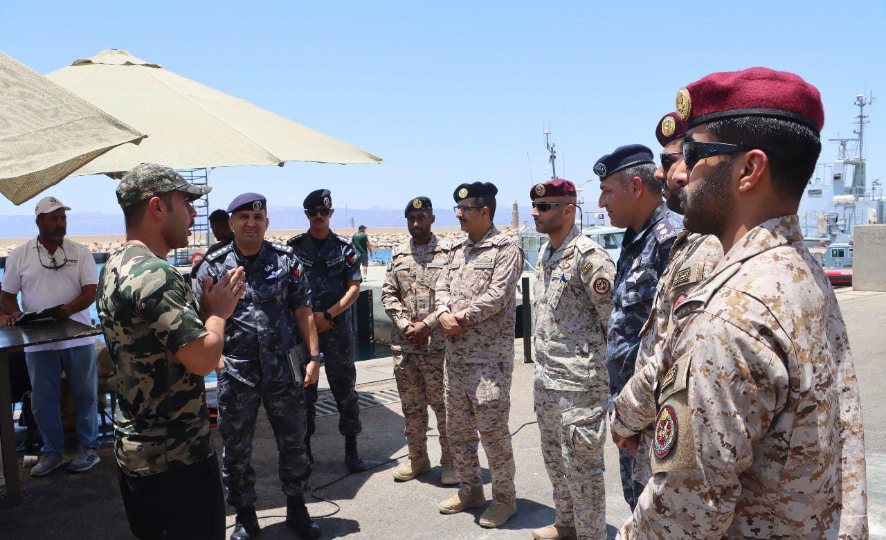 وفد عسكري سعودي يزور القوة البحرية والزوارق الملكية