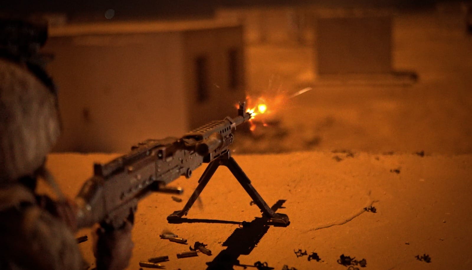 رئيس هيئة الأركان المشتركة يتابع مجريات التمرين الليلي النجم الثاقب بالمنطقة العسكرية الشرقية