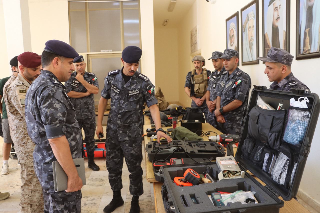 وفد عسكري سعودي يزور القوة البحرية والزوارق الملكية