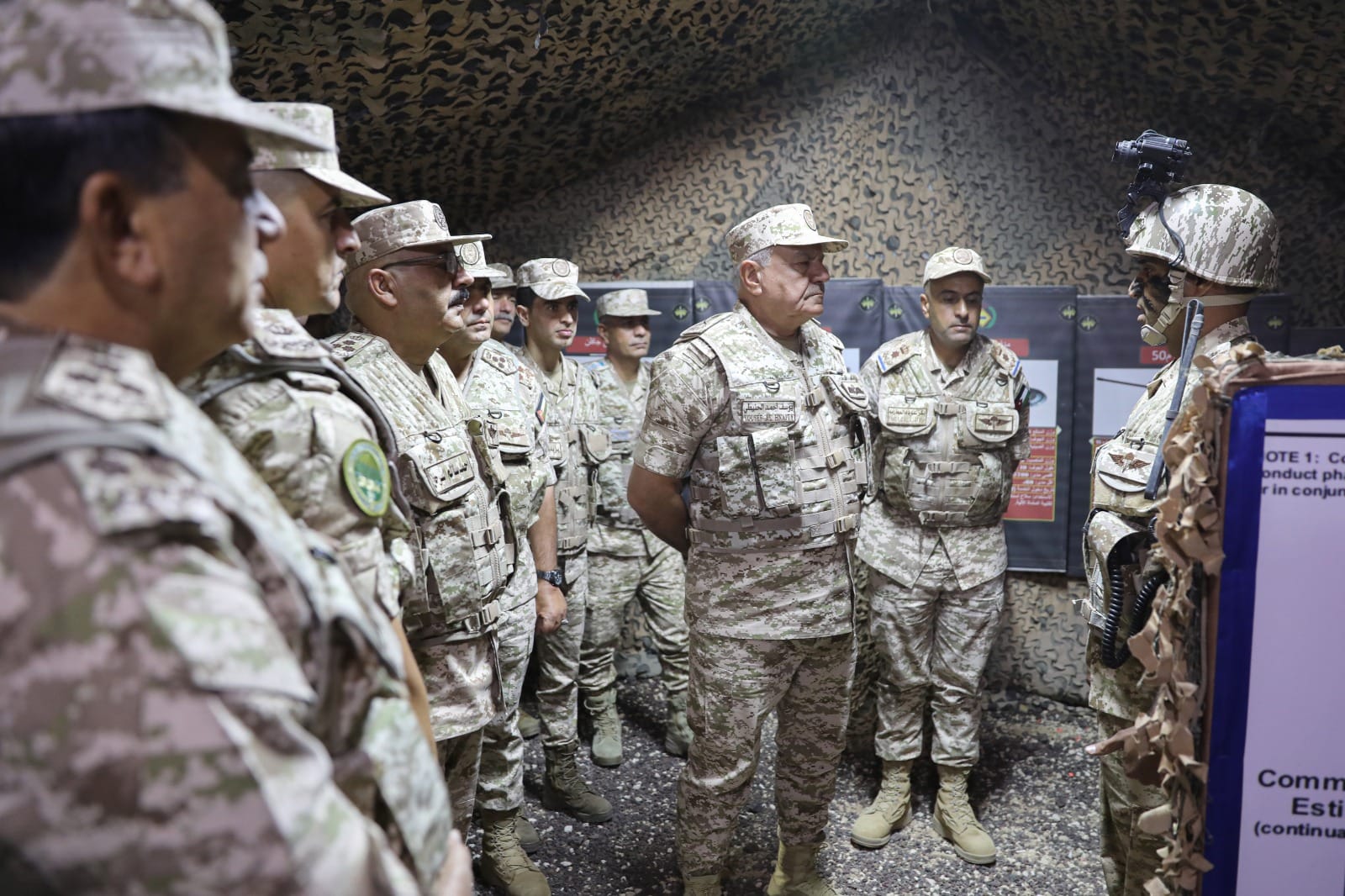 رئيس هيئة الأركان المشتركة يتابع مجريات التمرين الليلي النجم الثاقب بالمنطقة العسكرية الشرقية