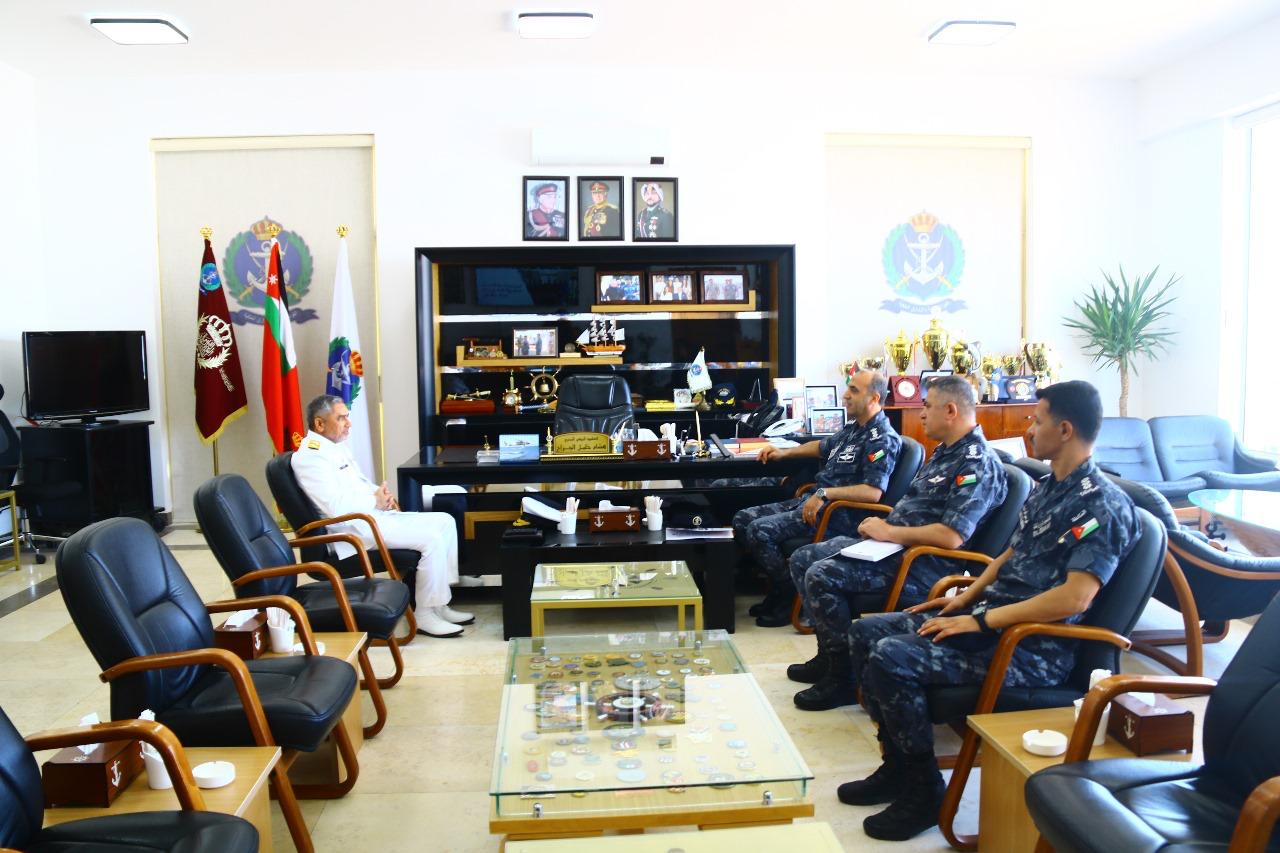 وفد عسكري باكستاني يزور القوة البحرية والزوارق الملكية