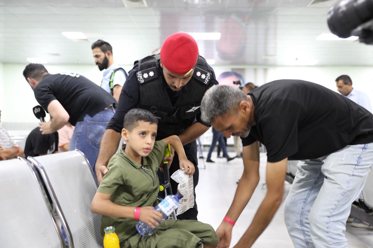 القوات المسلحة تقوم بإجلاء الدفعة السابعة من أطفال غزة المرضى