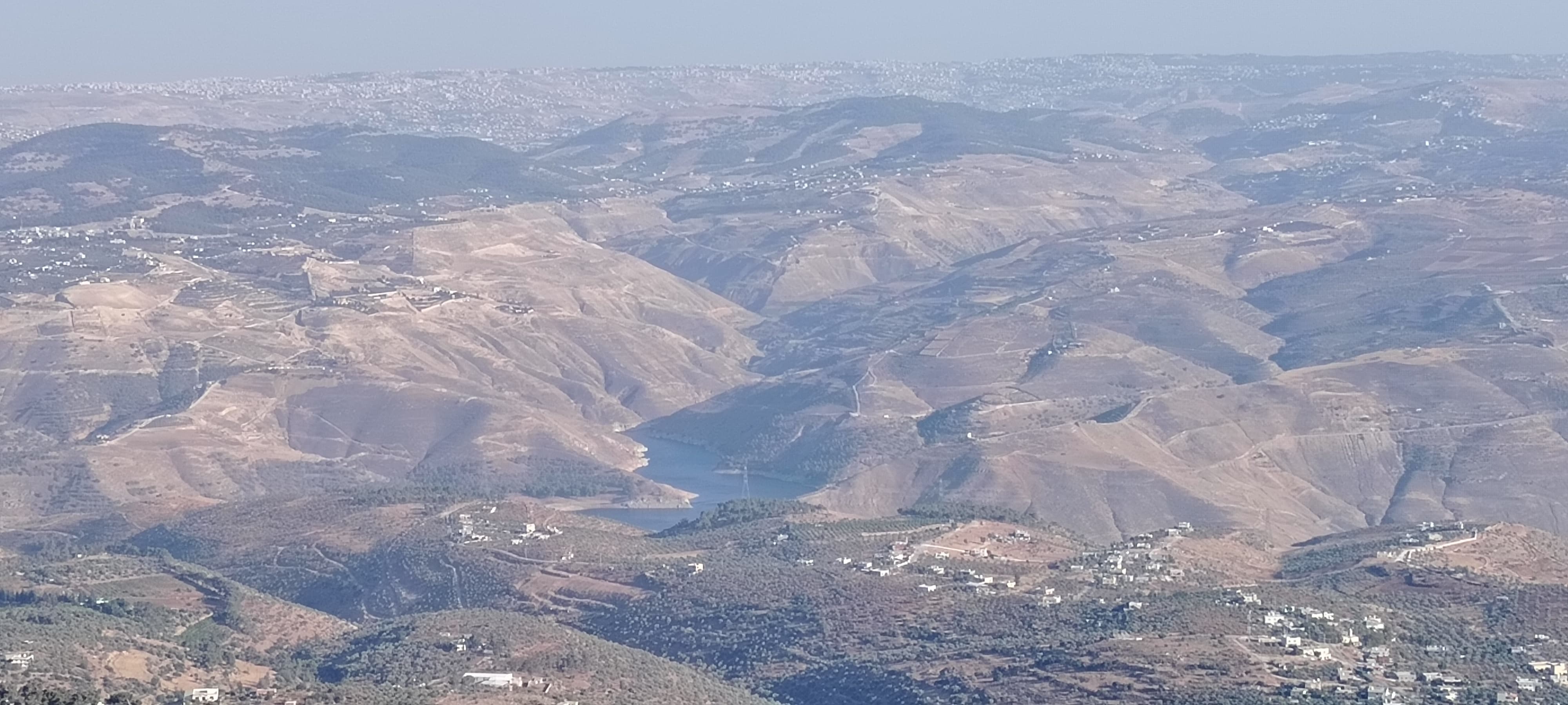 طائرتان تابعتان لسلاح الجو الملكي تشاركان في إخماد حريق بمحافظة جرش