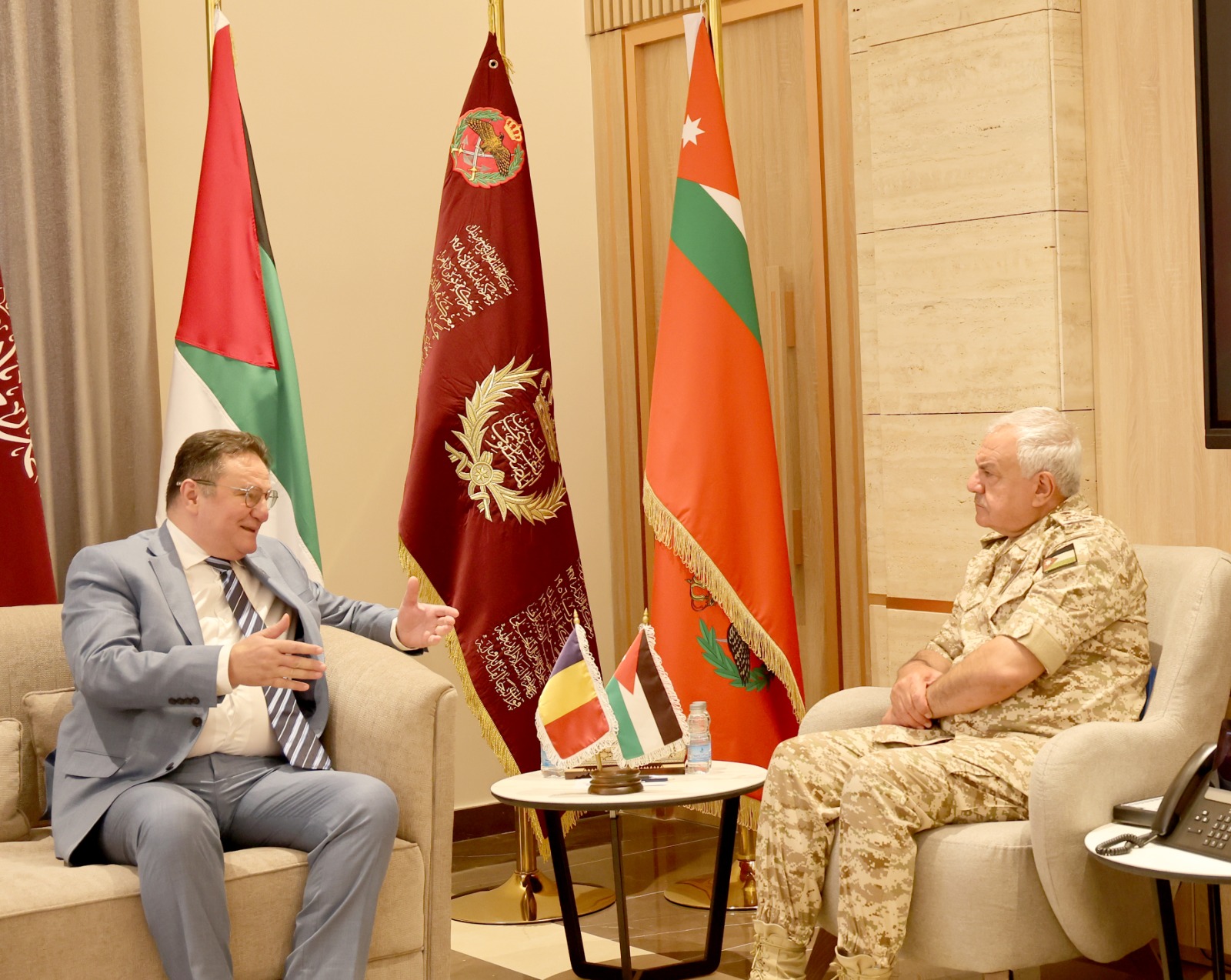 رئيس هيئة الأركان المشتركة يستقبل السفير الروماني