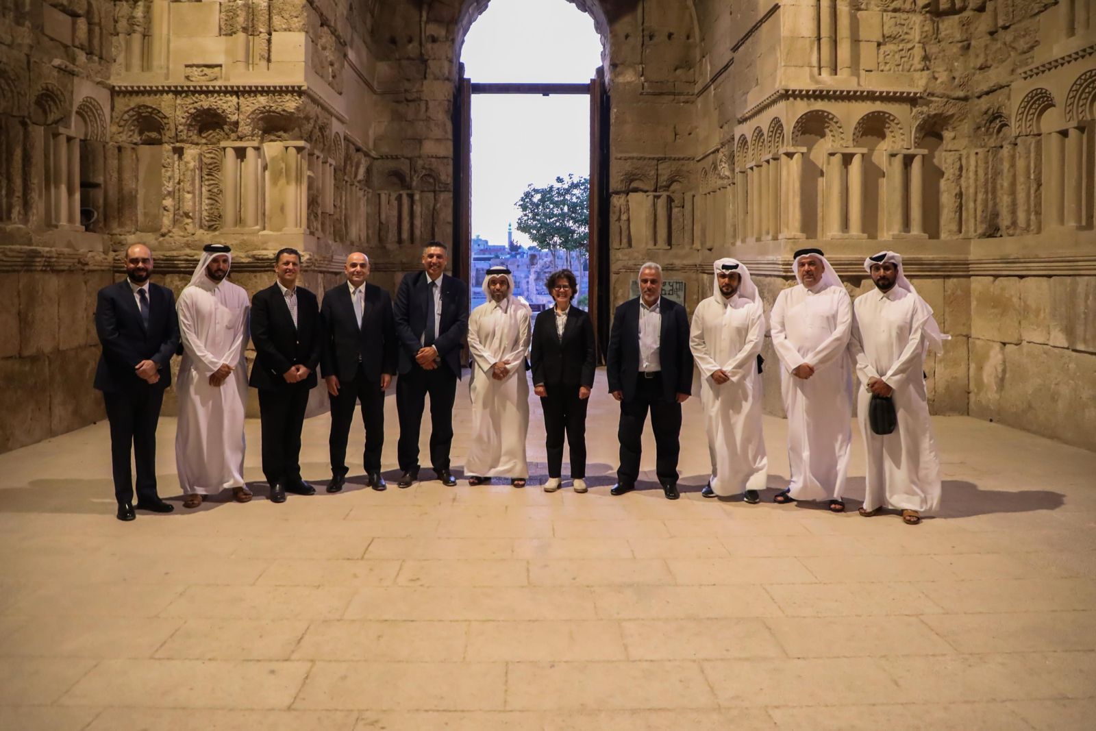 رئيس قطر للسياحة يزور موقع جبل القلعة الاثري