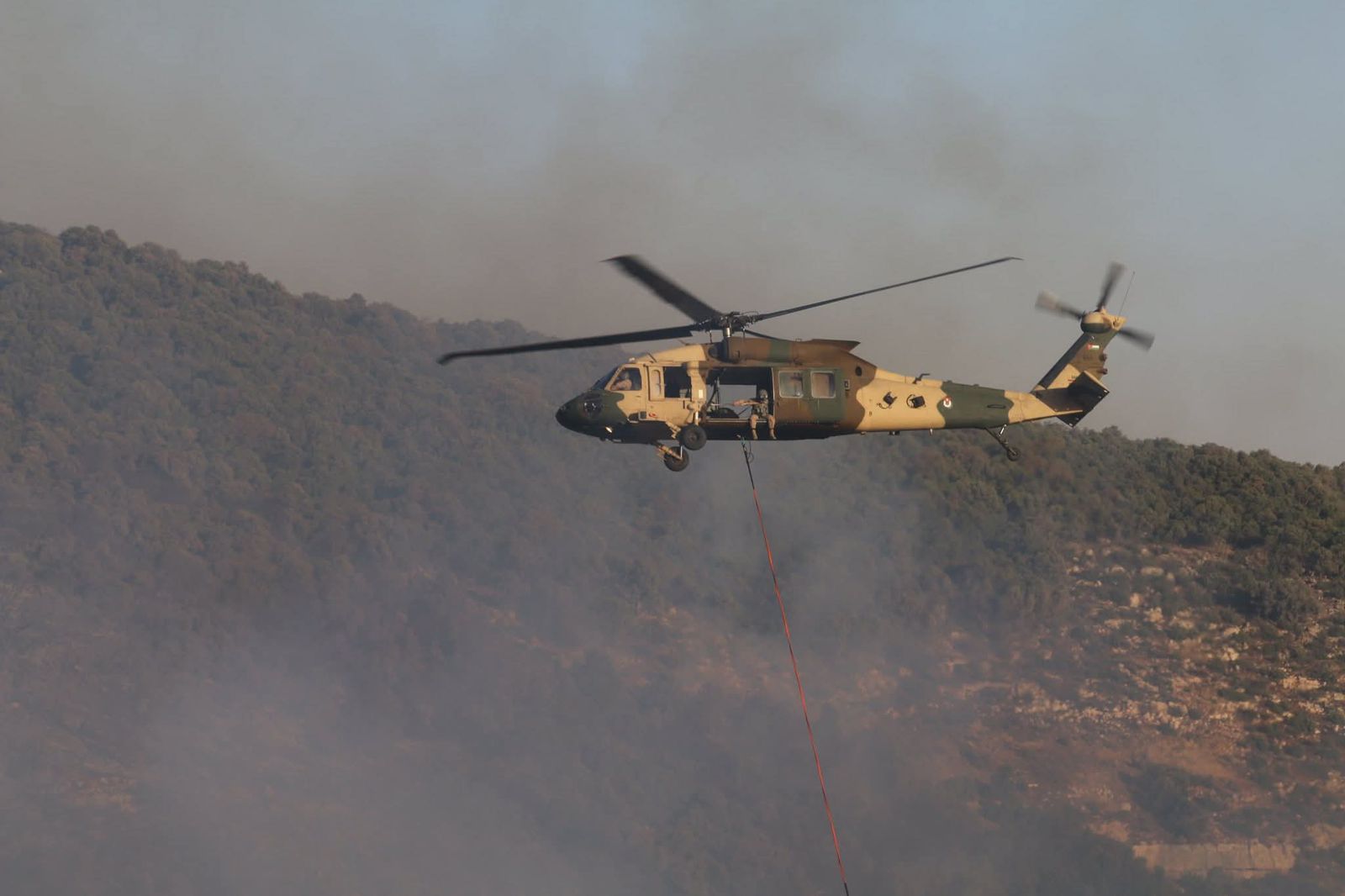 الدفاع المدني وسلاح الجو يخمدان الحريق في أحراش جرش