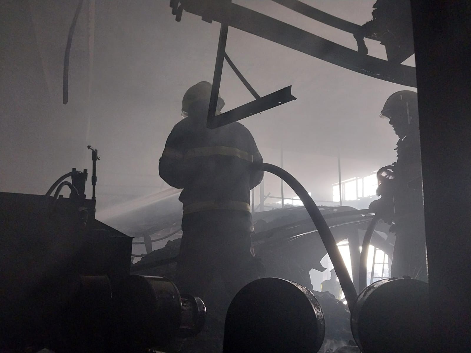 الدفاع المدني يسيطر على حريق في مصنع أحذية بمنطقة ماركا في عمّان