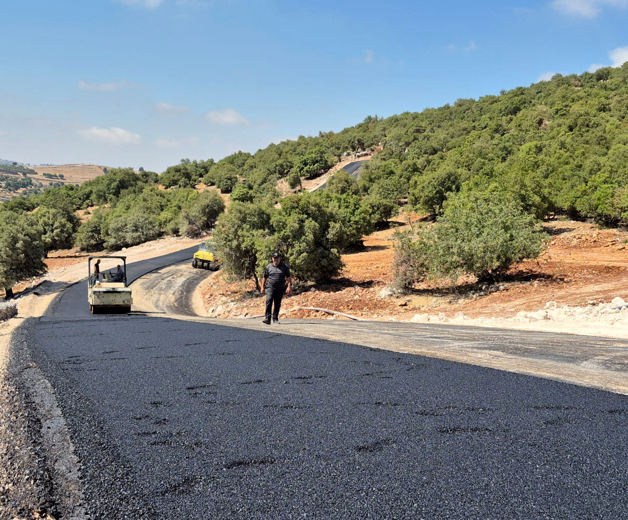 تعبيد الطريق المؤدي إلى موقع المنتجع الاستشفائي بعجلون