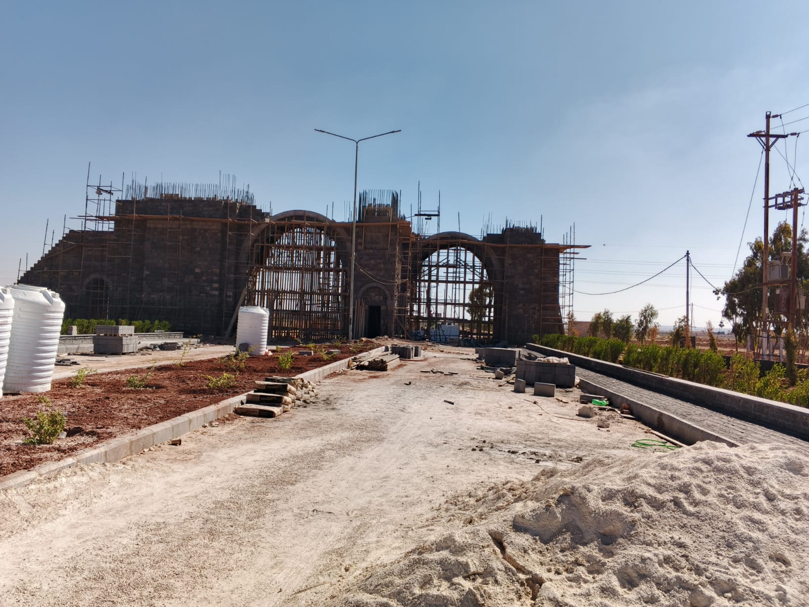 80% نسبة الإنجاز في مشروع بوابة أم الجمال